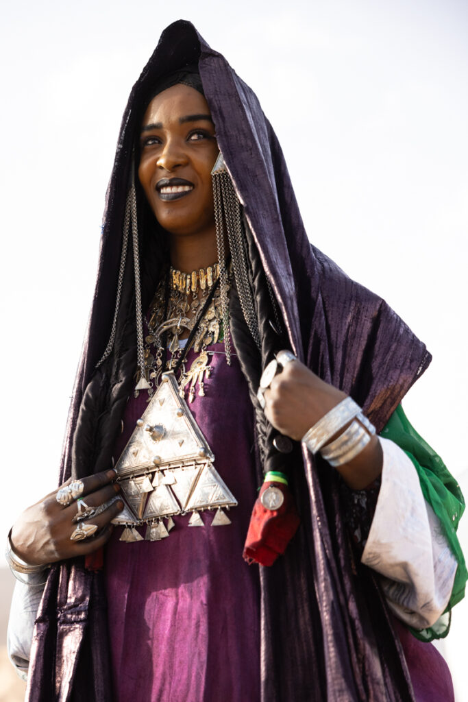 A woman wearing a large Tuareg Khomaissa necklace at Sebiba. Symbolising protection, the Khomaissa usually has five triangles as the number 5 is considered a lucky number (image by Ingrid Koedood)